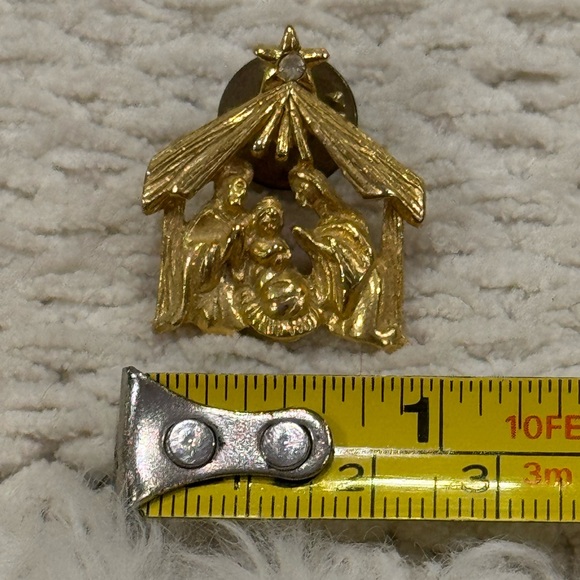 Vintage AVON Nativity Lapel Pin Clear Rhinestone Gold Tone - Picture 3 of 7